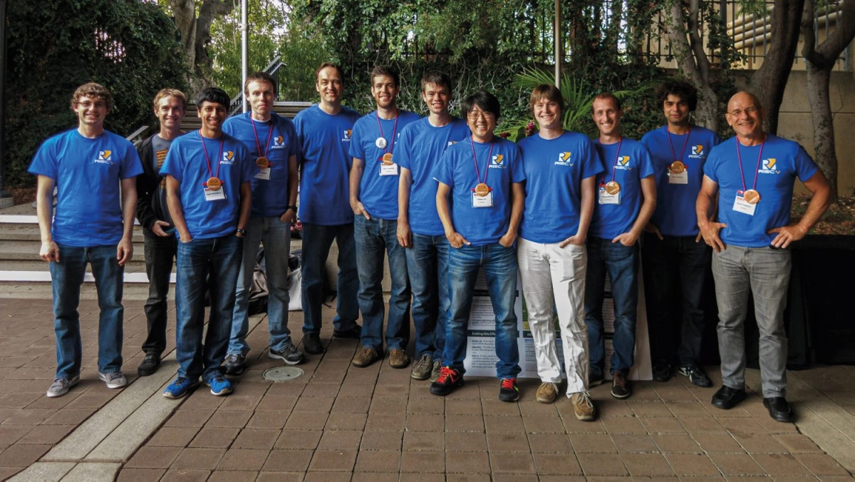 Ekipa z Berkeleyja na konferenci Hot Chips 2014, ko so začeli resneje izpostavljati svojo platformo. Krste Asanović je peti z leve, Yunsup Lee osmi, Andrew Waterman deveti, David Patterson pa povsem na desni.
