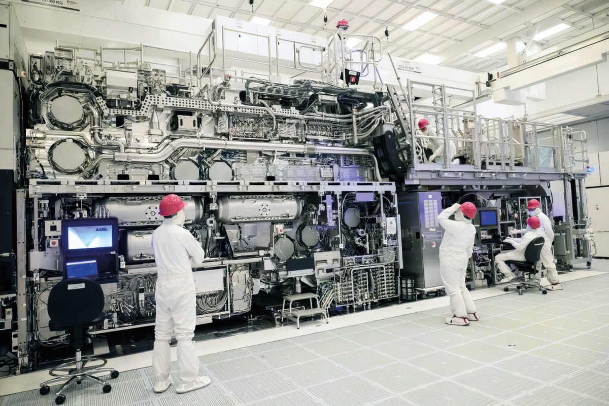 ASML-jev stroj v Intelovi tovarni.