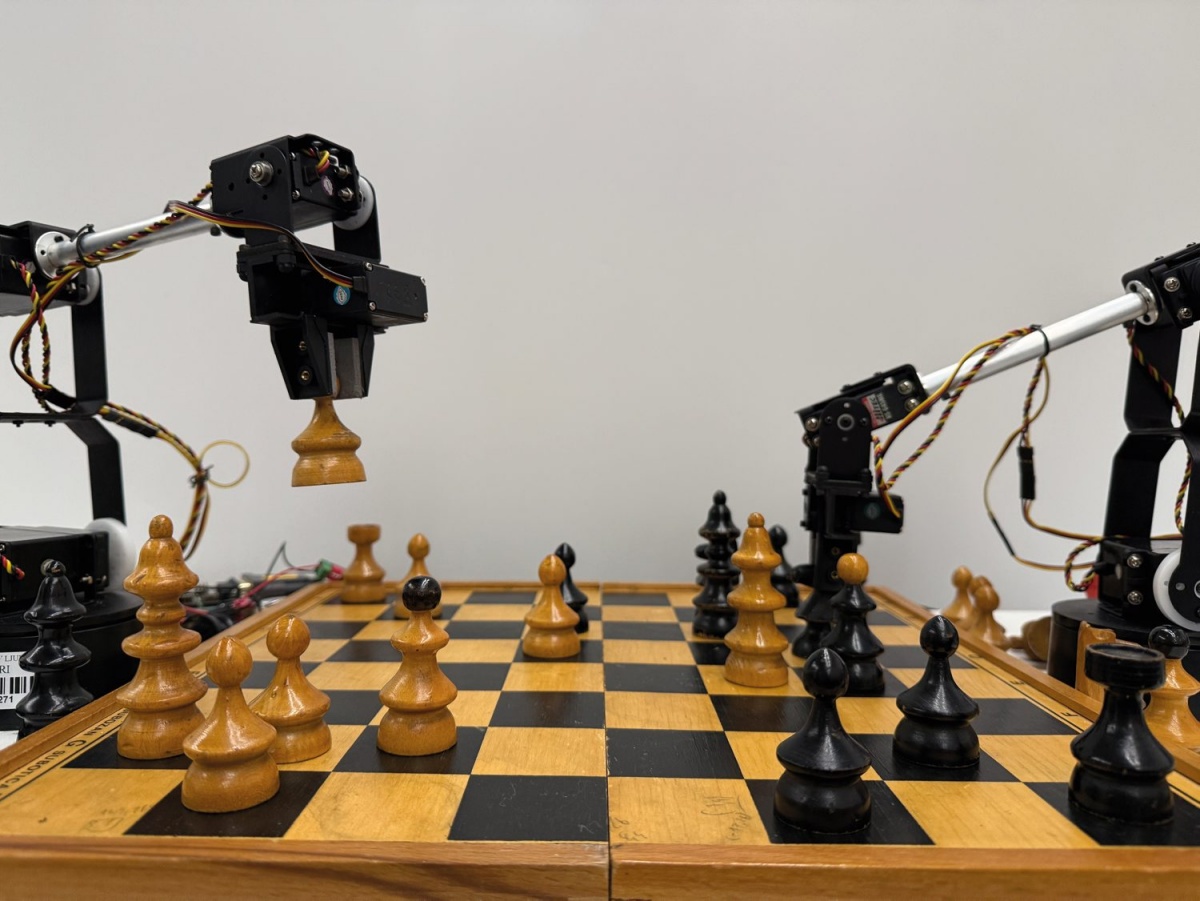Robotski roki, ki igrata šah.