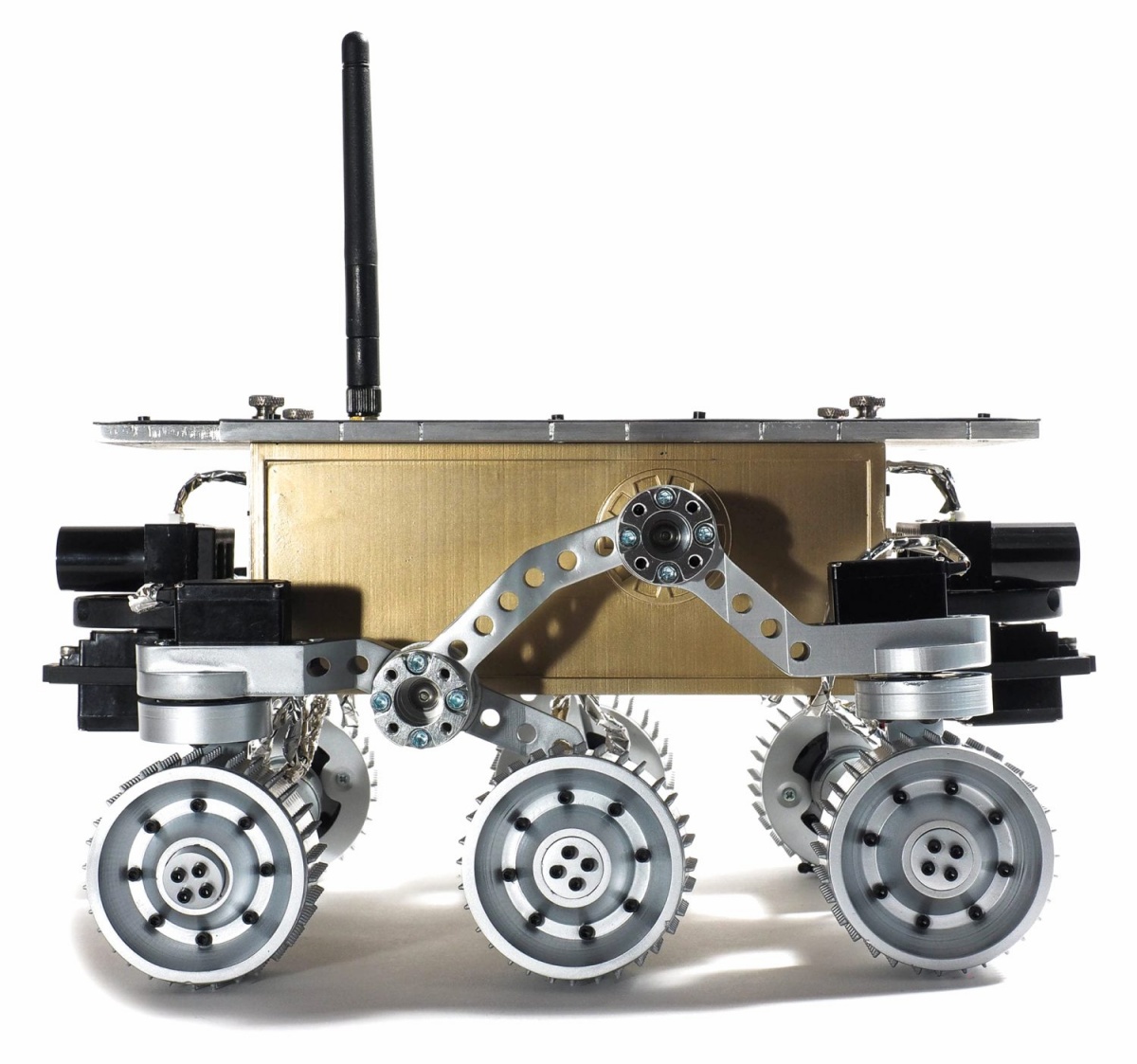 Podjetje iRobot je na začetku svoje poti sodelovalo z ameriško vlado in vojsko, pomagali so razviti tudi Nasino terensko vozilo Sojourner, ki trenutno počiva na Marsu.