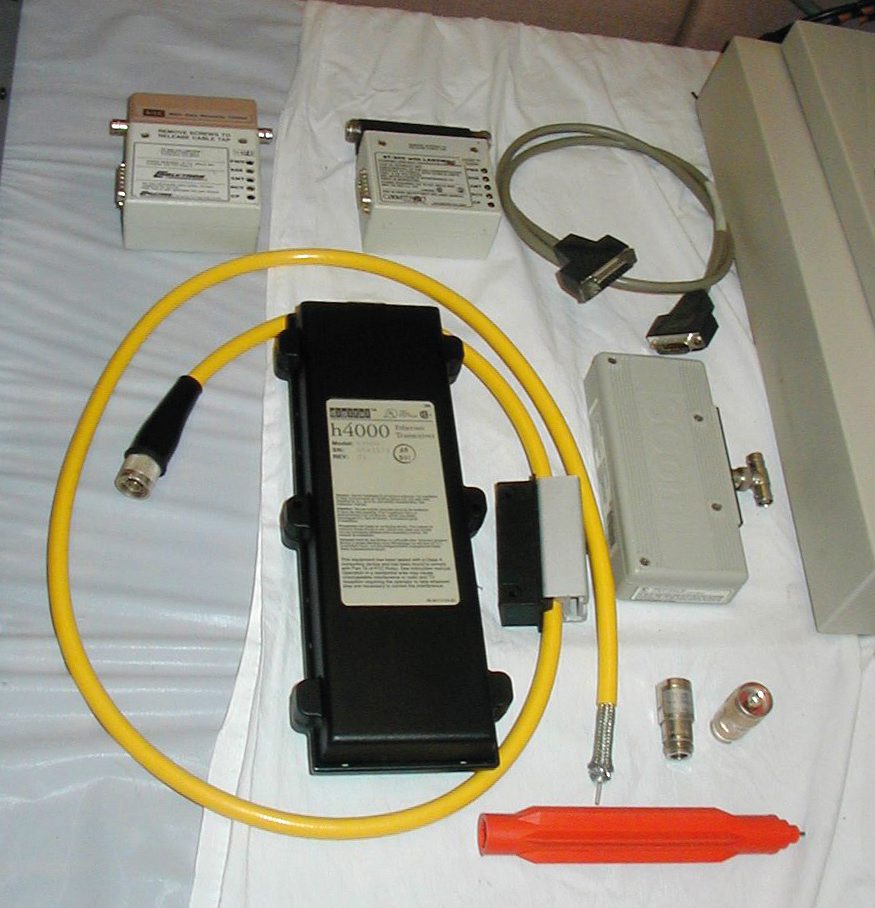 Zgodnja oprema krajevnih omrežij Ethernet. Robert Harker na Wikimedia.
