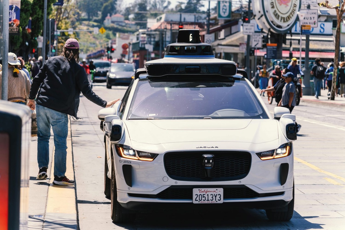 Med robotskimi vozili trenutno vodi Googlovo podjetje Waymo.
