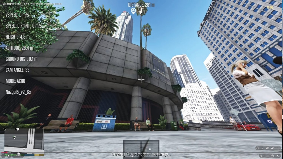 GTA 5 FPV Drone Mod: Dron pred vzletom v navideznem mestnem vrvežu.