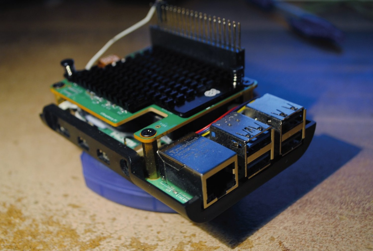 Slika 8: Raspberry Pi 5 z dodatkom za umetno inteligenco pokaže smer razvoja, ne pa še množične rešitve za vsak dom.
