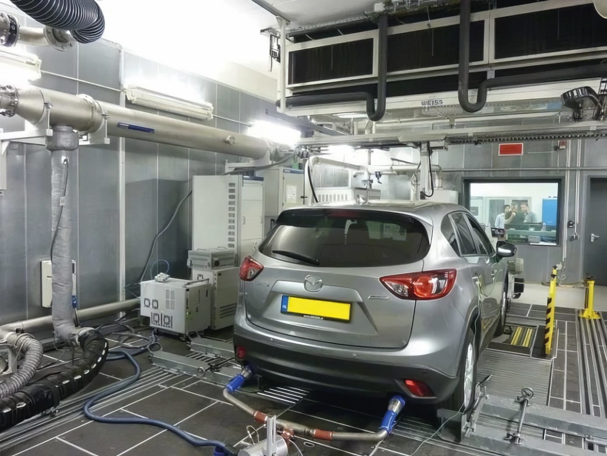 Laboratorijsko testiranje izpustov vozil. Slika: NOx emissions of Euro 5 and Euro 6 diesel passenger cars &ndash; test results in the lab and on the road, TNO Report 2016.