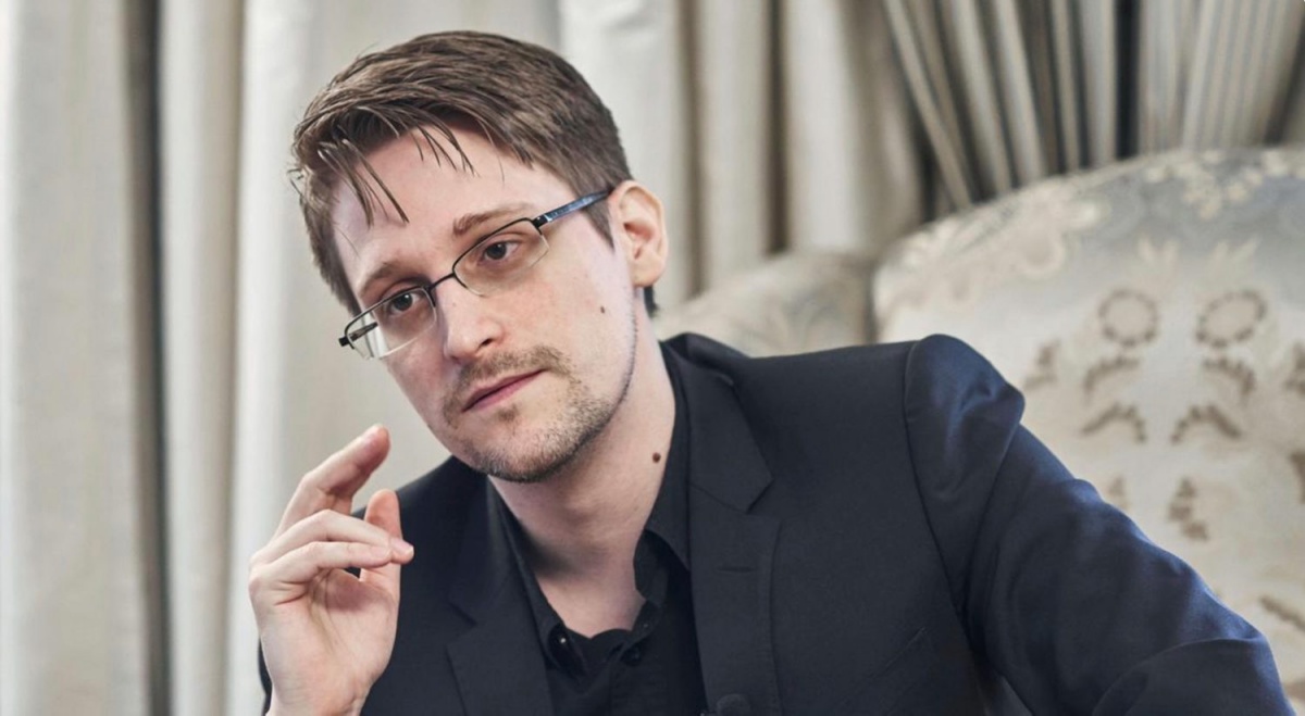 Najbolj znani žvižgač Edward Snowden je povzročil, da so teorije zarote znova vzplamtele.