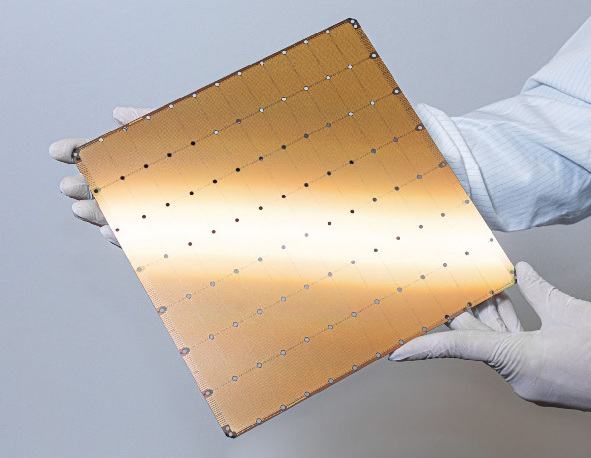 Pri Cerebrasu svojih orjaških čipov Wafer Scale Engine sicer ne oglašujejo kot nevromorfnih, toda njihova oblika je delno taka zaradi pomnilnika SRAM, ki je postavljen neposredno ob logičnavezja.