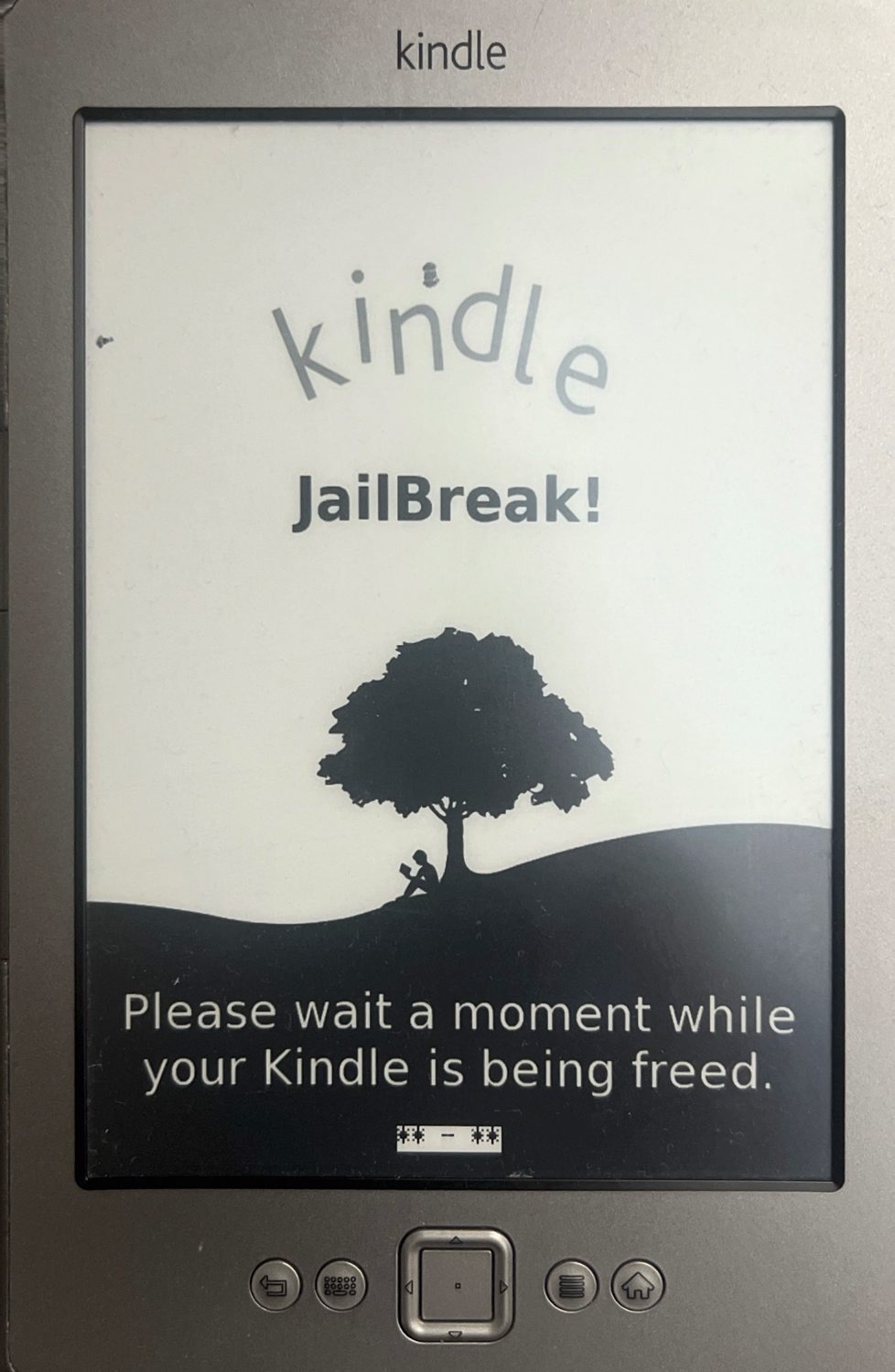 Med odklepanjem bralnika Kindle nas o uspešnosti postopka obvesti napis Kindle Jailbreak.
