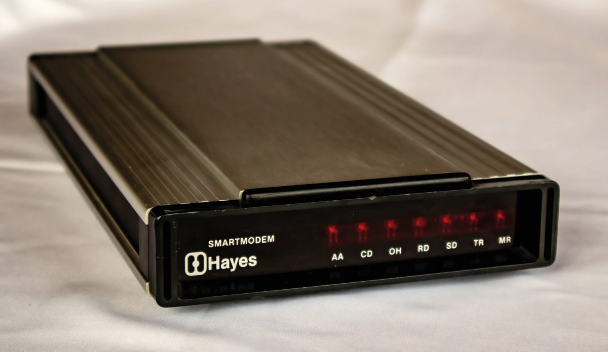 Modem podjetja Hayes iz začetka 80. let.