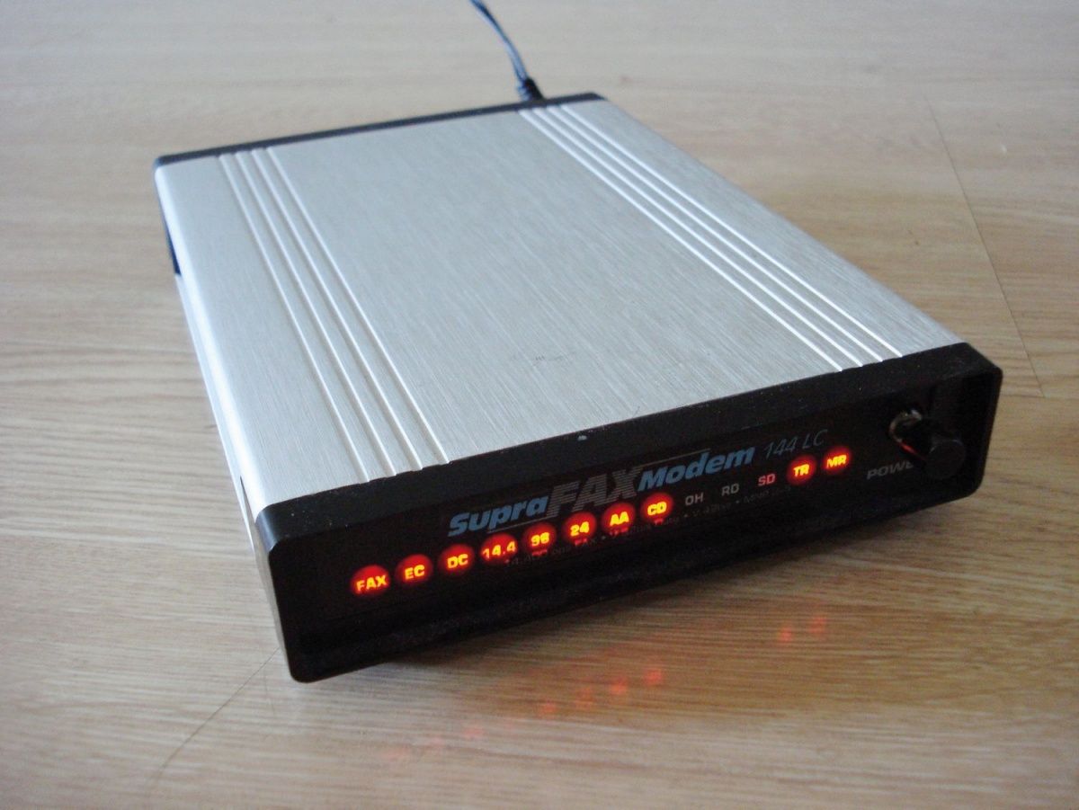 Modem podjetja Supra z začetka 90. let.