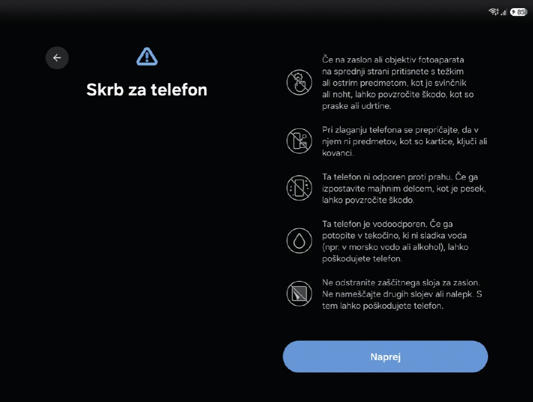Samsung ob prvem zagonu izrecno opozori na občutljivost notranjega zaslona in odsotnost odpornosti proti prahu.
