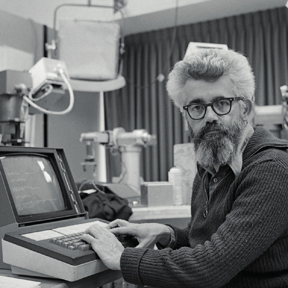 Na univerzi je deloval tudi oče umetne inteligence, John McCarthy.