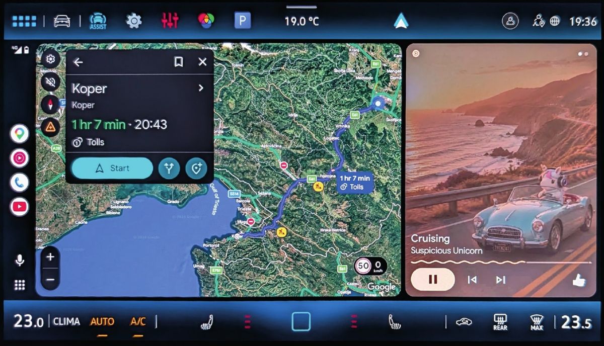 Običajni Android Auto: zemljevidi, glasba, telefon in nekaj dodatnih aplikacij. Večina programov s telefona se v avtomobilu sploh ne pokaže.