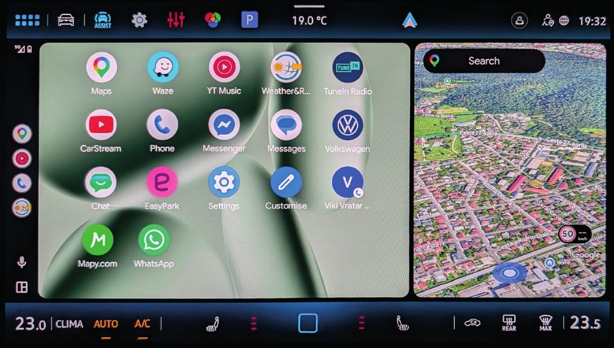 Ikona CarStreama med aplikacijami Android Auta; po neuradni namestitvi se program pojavi ob običajnih avtomobilskih aplikacijah.