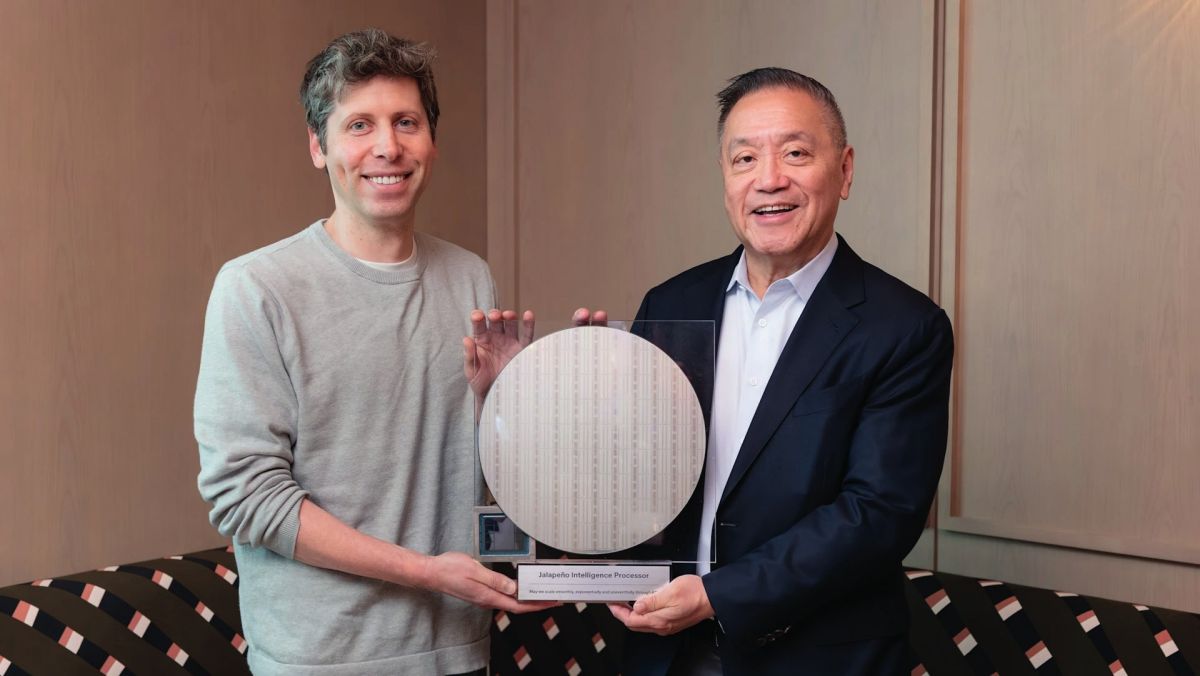 Direktorja OpenAI in Broadcoma, Sam Altman in Hock Tan, z rezino čipov Jalape&ntilde;o med junijsko najavo. V OpenAI trdijo, da so &raquo;z umetno inteligenco čas razvoja skrčili na vsega devet mesecev&laquo;. To naj bi bilo obdobje med februarjem in novembrom lani oziroma med fazama RTL (   Register-Transfer Level    &ndash; abstrakcija podatkovne logike) in    tapeout   , pošiljanjem zasnove proizvajalcu. Ker ne poznamo globljih podrobnosti, je težko reči, kako drastično je UI zares pomagala.