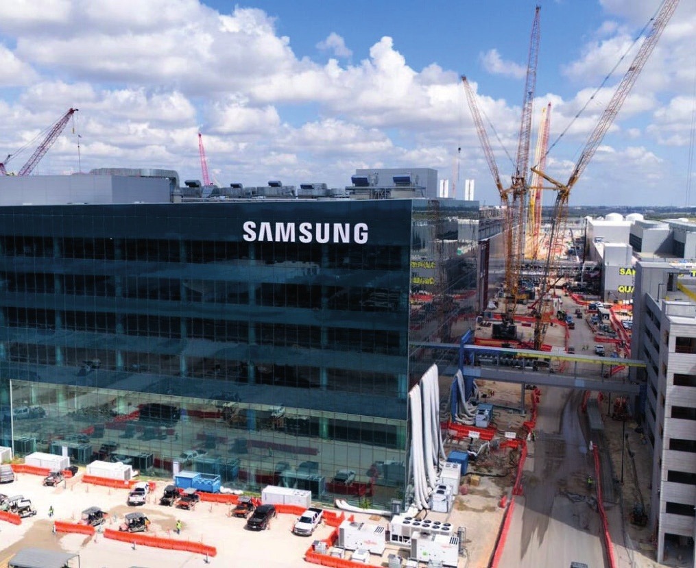 Če pri umetnointeligenčnih procesorjih vlada Nvidia, je med proizvajalci trenutno v premoči TSMC. Samsunga pri tovrstnih ameriških strežniških čipih praktično ni, se pa Korejci prebujajo in se menda o sodelovanju dogovarjajo z Anthropicom.