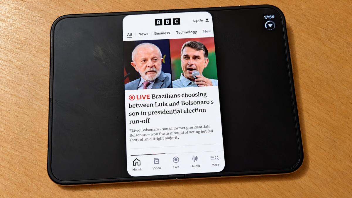 BBC News ostane ozek telefonski stolpec sredi velikega zaslona. Črna robova pokažeta, koliko površine ostane neizrabljene.
