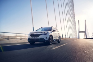 Citroënov hibridni SUV pooseblja ë-udobje