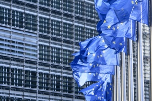 EU preiskuje Facebook zaradi suma oviranja konkurence