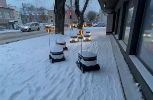 Sneg povzročil zastoj robotskih dostavljavcev