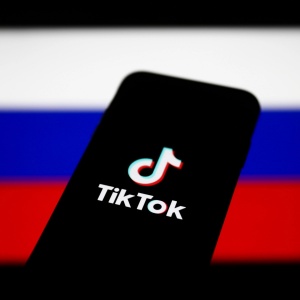 TikTok onemogočil objave iz Rusije