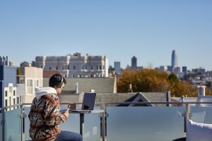 Poly in Microsoft Teams - kako uspeti, ne le preživeti s hibridnim delom