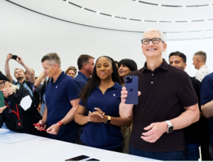 Tim Cook bo zaslužil pol manj kot doslej