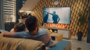 Popolno kino doživetje ob gledanju televizije v domači dnevni sobi