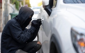 Tatovi kradejo avtomobile z brezžičnimi zvočniki