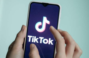 TikTok toži Montano zaradi prepovedi uporabe aplikacije