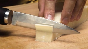 Nož, ki nam po vzoru elektronskih zobnih ščetk olajša kuhanje