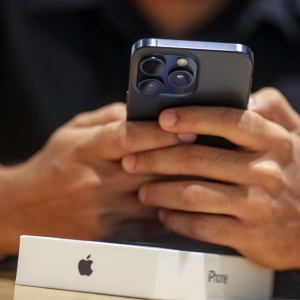 Apple za pregrevanje telefona iPhone 15 krivi Instagram