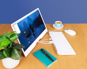 Raspberry Pi z novim računalnikom in zaslonom