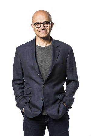 Satya Nadella je v 10 letih oživil Microsoft