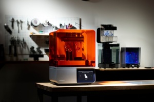 Novo na trgu: Formlabs Form 4 in 4B – nova tehnologija, hitrejše tiskanje in cenejše smole