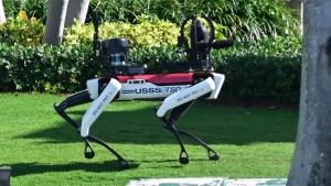 Robotski pes pazi na Trumpa