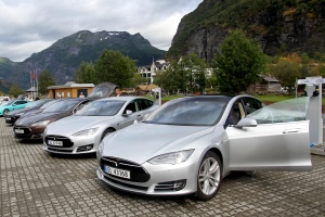 Ker je Tesla upočasnila polnjenje, mora na Norveškem plačati odškodnino