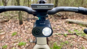 Garmin predstavil pametno kolesarsko luč, ki beleži nevarne situacije