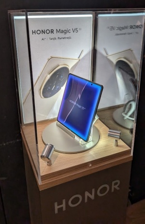 Najtanjši preklopni telefon