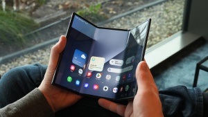 <span><span>Samsungov trojno zložljivi telefon preživel 144.000 prepogibov</span></span>