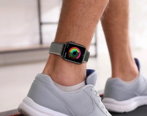 Zakaj na TikToku nosijo ure Apple Watch na nogah?