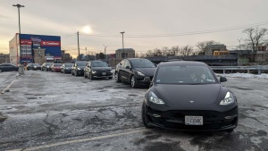 Tesla bo na svojih polnilnicah uvedla čakalne vrste