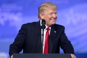 Trump izdal nov kriptokovanec in zaslužil milijarde