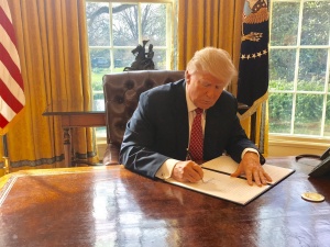 Trump prvi dan ukinil regulacijo umetne inteligence
