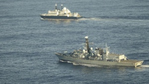  Ruska vojaška ladja nad podmorskimi kabli v britanskih vodah