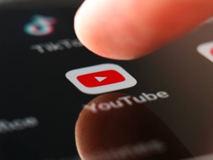 <span><span>YouTube bo z umetno inteligenco preverjal starost</span></span>
