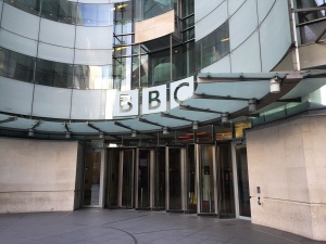 BBC: Perplexity je nelegalno uporabljal naše vsebine