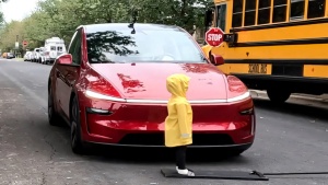 Tesla na testu avtonomne vožnje zapeljala mimo šolskega avtobusa in trčila v otroško lutko