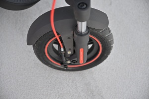 Test: Xiaomi Electric Scooter 5 Max – ko se vožnja po mestu spremeni v užitek