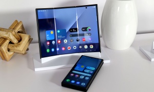 <span><span>Samsungov trojno zložljivi telefon bo zahteval velike žepe</span></span>